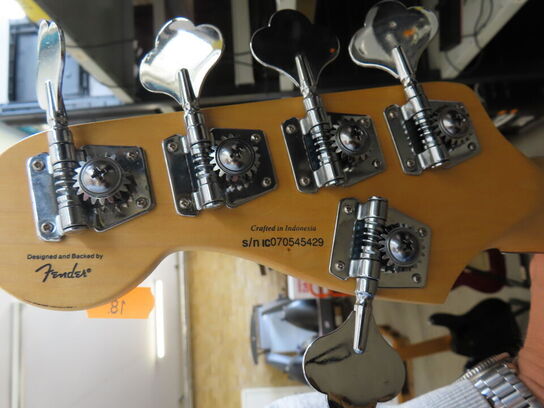 Bas 5 strenget SQUIER by FENDER inkl. Stativ
