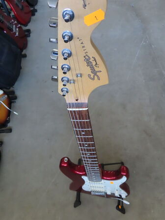 Guitar SQUIER STRAT by FENDER inkl. stativ