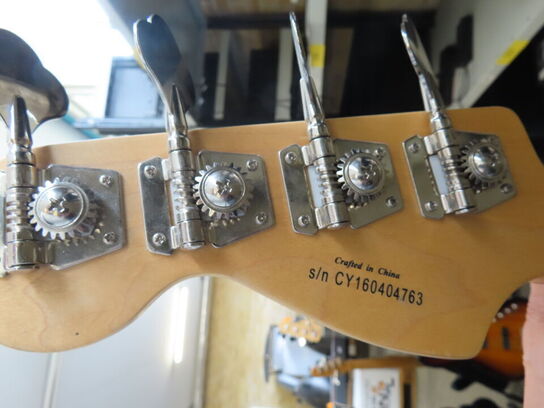 Bas SQUIER P BASS by FENDER inkl. Stativ