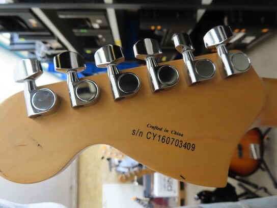 Guitar SQUIER STRAT by FENDER inkl. stativ