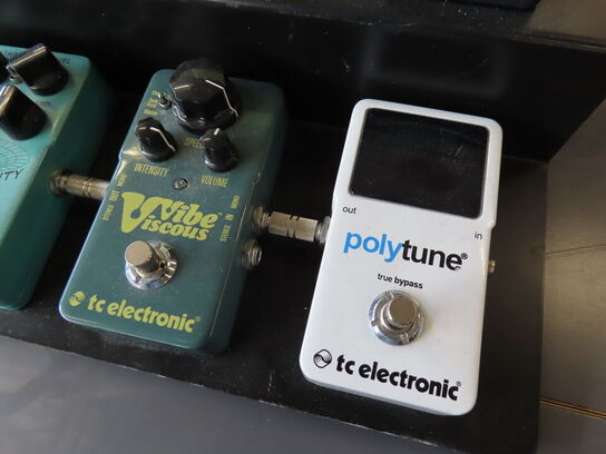 10 stk. Guitarpedaler på stand TC ELECTRONIC
