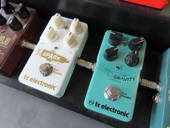 10 stk. Guitarpedaler på stand TC ELECTRONIC