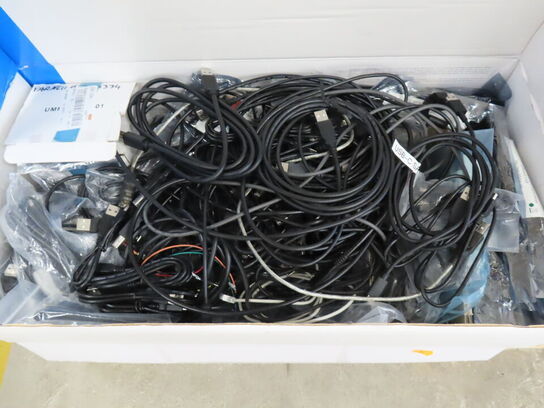 33 kasser med div kabler. XLR, Optisk, USB Display port mv.