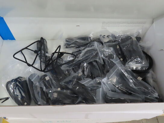 33 kasser med div kabler. XLR, Optisk, USB Display port mv.