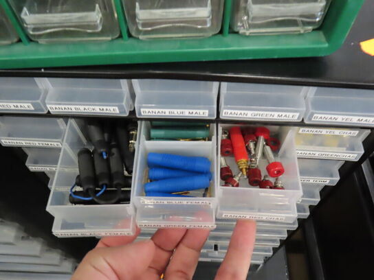 Opbevaringskasser med div elektronikdele til bl.a. kabler