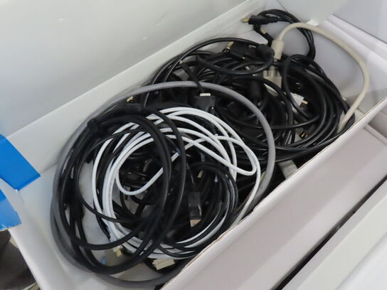 33 kasser med div kabler. XLR, Optisk, USB Display port mv.