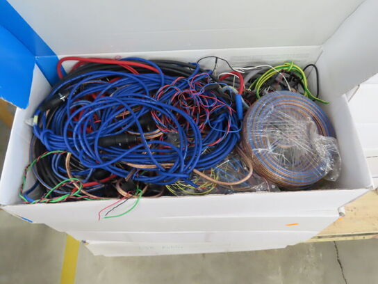 33 kasser med div kabler. XLR, Optisk, USB Display port mv.