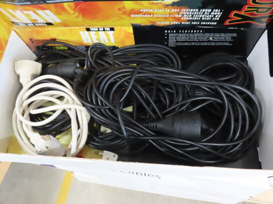 33 kasser med div kabler. XLR, Optisk, USB Display port mv.