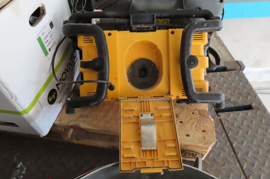 Arbejdsradio DEWALT DW911 samt arbejdslampe