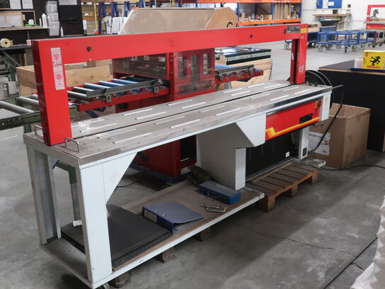 Foil wrapping machine for wrapping mirrors etc.