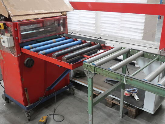 Foil wrapping machine for wrapping mirrors etc.