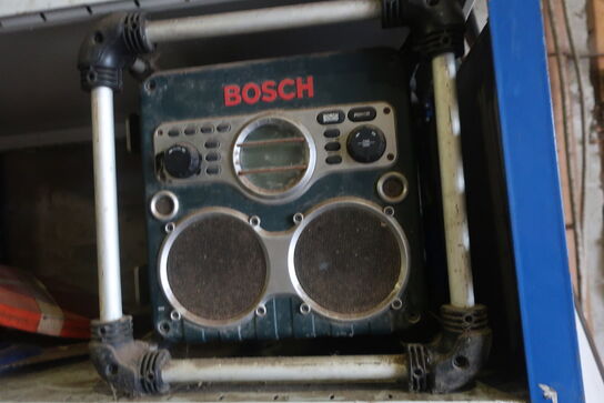 Lagerreol med arbejdsradio BOSCH m.m.