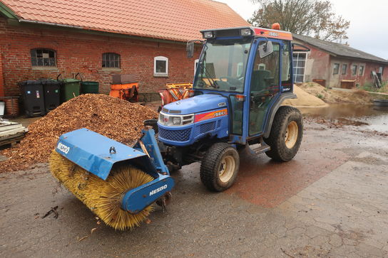 Traktor ISEKI Hydro Th 4330 4 Wd med fejekost NESBO