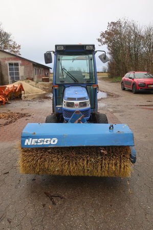 Traktor ISEKI Hydro Th 4330 4 Wd med fejekost NESBO