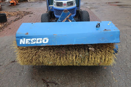 Traktor ISEKI Hydro Th 4330 4 Wd med fejekost NESBO