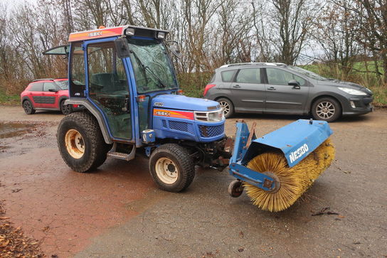 Traktor ISEKI Hydro Th 4330 4 Wd med fejekost NESBO