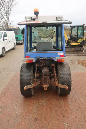 Traktor ISEKI Hydro Th 4330 4 Wd med fejekost NESBO