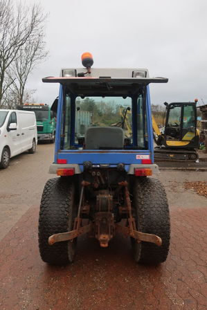 Traktor ISEKI Hydro Th 4330 4 Wd med fejekost NESBO