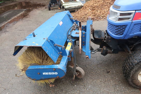 Traktor ISEKI Hydro Th 4330 4 Wd med fejekost NESBO