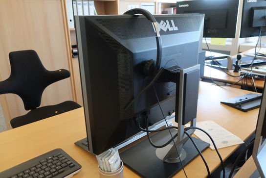 Monitor DELL, 2 stk. tastaturer LOGITECH samt dockingstation LENOVO