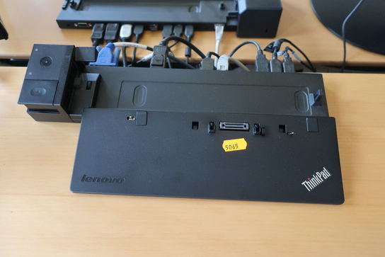 2 stk. monitors LENOVO, tastatur samt mus LOGITECH samt dockingstation LENOVO