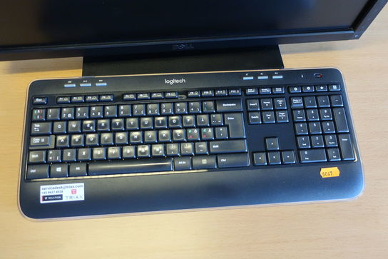 Monitor DELL samt tastatur LOGITECH