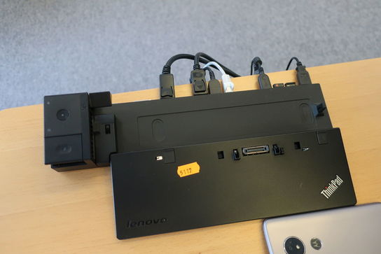 2 stk. monitors LENOVO, tastatur samt dockingstation LENOVO