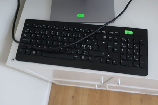 Computerskærm HP samt tastatur