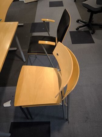 2 stk. borde samt 3 stk. stole