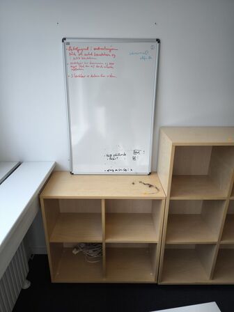 Bord, 2 stk. reoler samt whiteboard