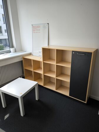 Bord, 2 stk. reoler samt whiteboard