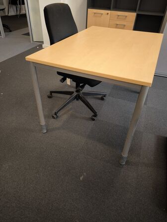 Bord samt kontorstol 