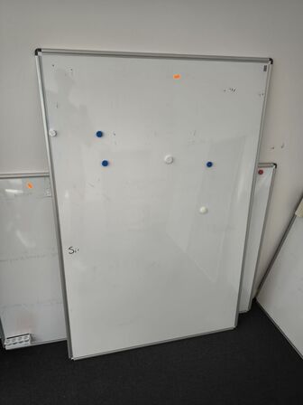4 stk. whiteboards samt tavle
