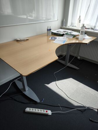 El. hæve/sænke skrivebord samt whiteboard