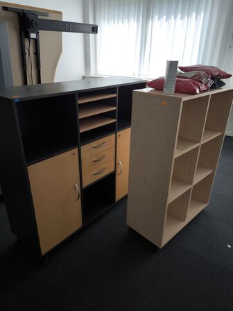 Bord samt 4 stk. reoler 