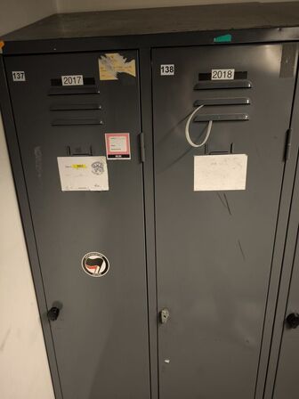 2 stk. omklædningsskabe