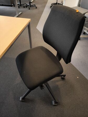 Bord samt kontorstol 