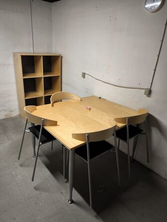Bord, 4 stk. stole samt reol