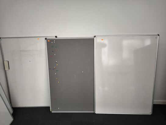4 stk. whiteboards samt tavle