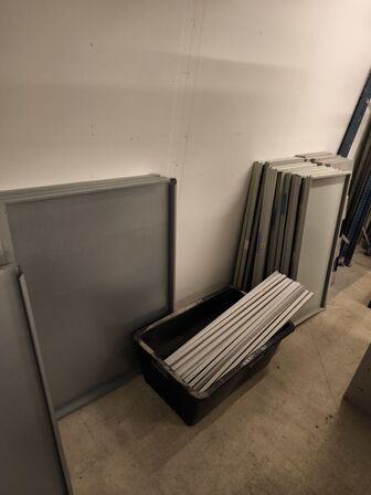 Diverse reoler samt hylder