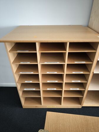 Bord samt 4 stk. reoler 