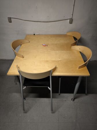 Bord, 4 stk. stole samt reol