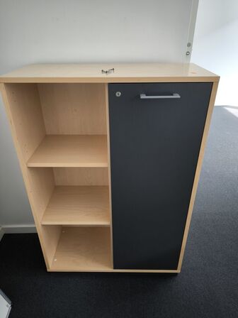 El. hæve/sænke skrivebord samt 2 stk. skabe
