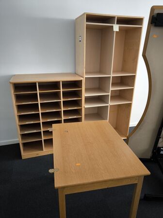 Bord samt 4 stk. reoler 