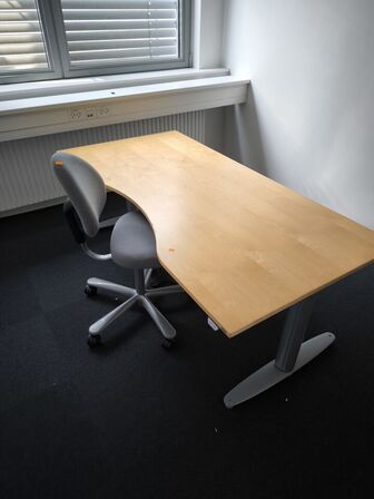 Kontorstol samt el. hæve/sænke skrivebord