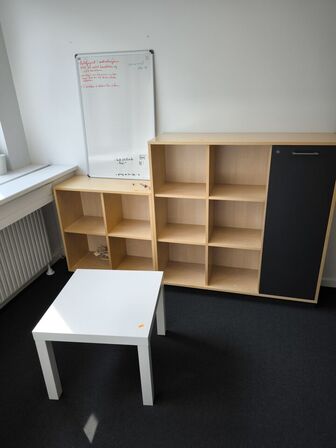 Bord, 2 stk. reoler samt whiteboard