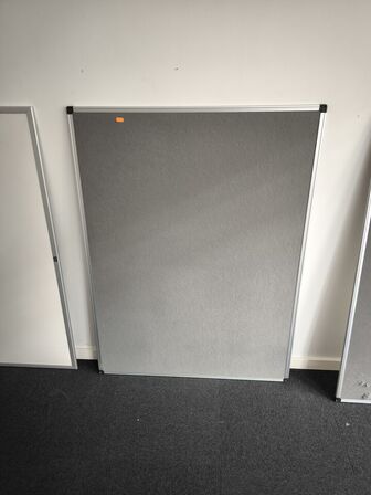 2 stk. tavler samt 2 stk. whiteboards