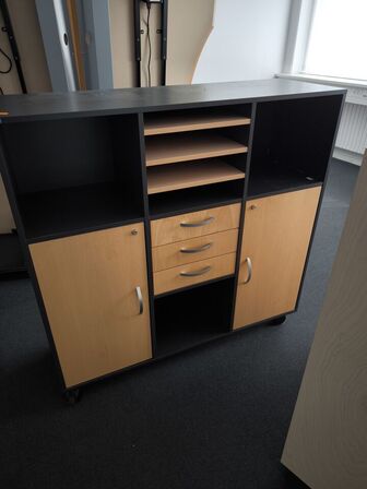 Bord samt 4 stk. reoler 