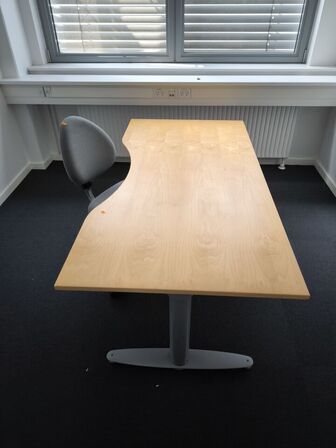Kontorstol samt el. hæve/sænke skrivebord