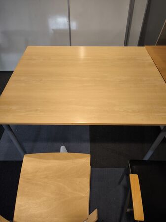 2 stk. borde samt 3 stk. stole
